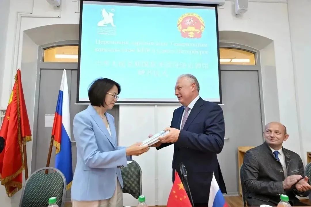 赠书仪式1.jpg