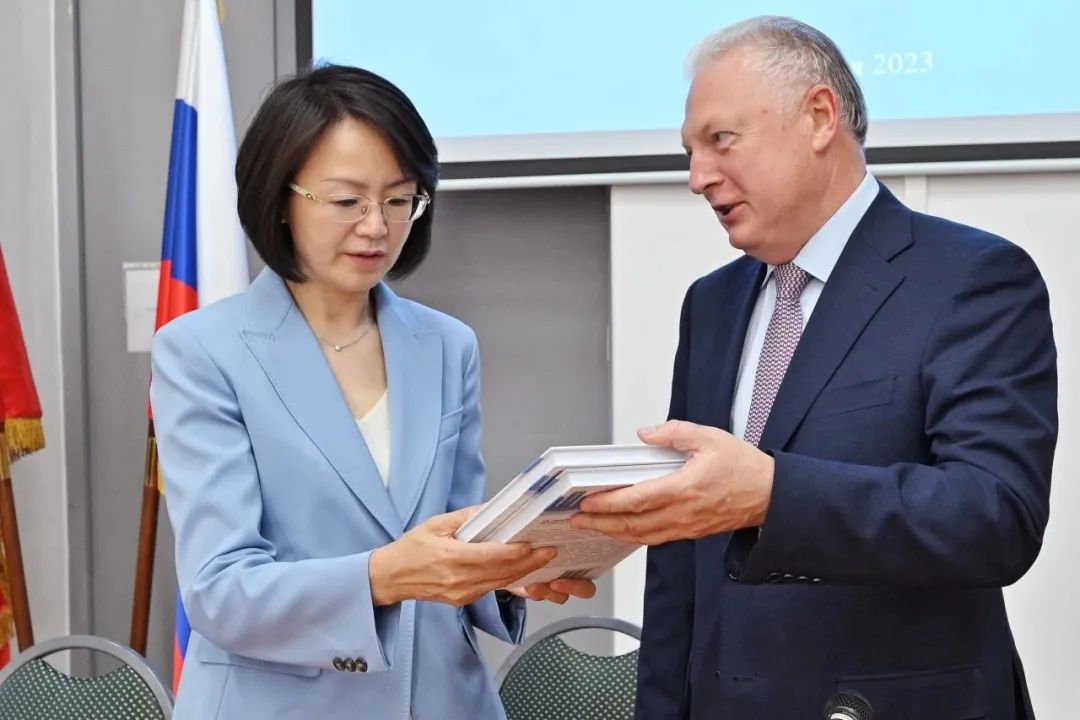 赠书仪式2.jpg